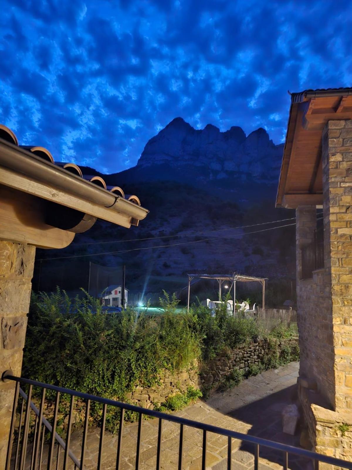 Apartamentos Bajo Pena Apartamentos Sanlorien El Pueyo de Araguás Dış mekan fotoğraf